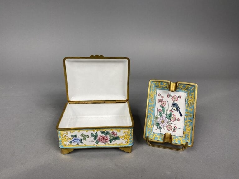Chine, Canton - Ensemble de deux objets en émaux cloisonnés comprenant une boit…