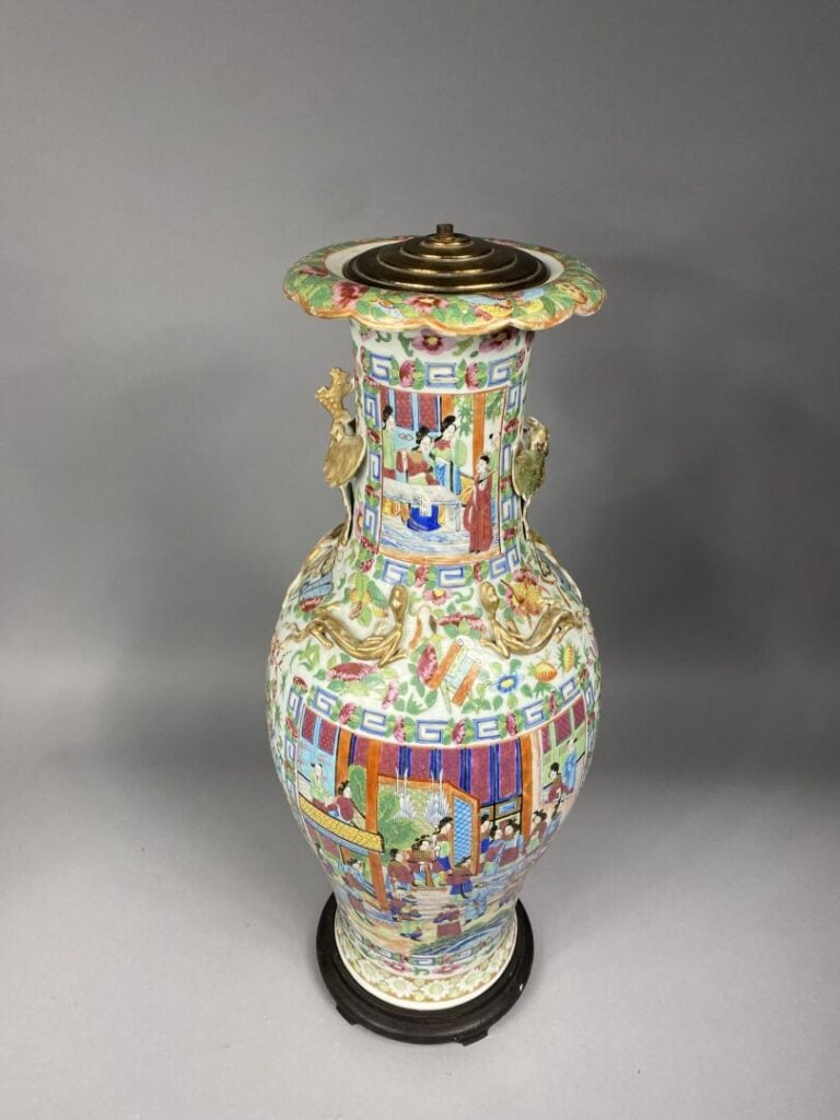 Chine, Canton - Grand vase en porcelaine émaillée à riche décor de scènes animé…