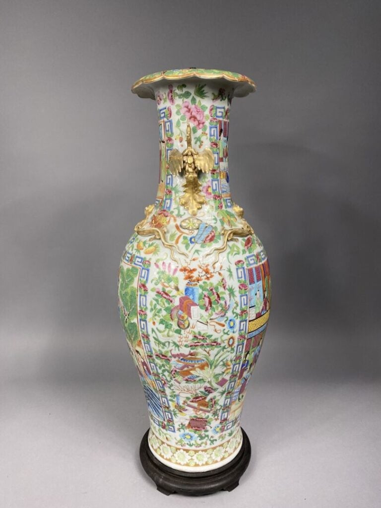 Chine, Canton - Grand vase en porcelaine émaillée à riche décor de scènes animé…