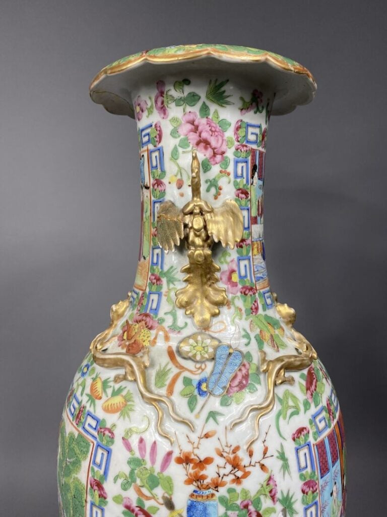 Chine, Canton - Grand vase en porcelaine émaillée à riche décor de scènes animé…