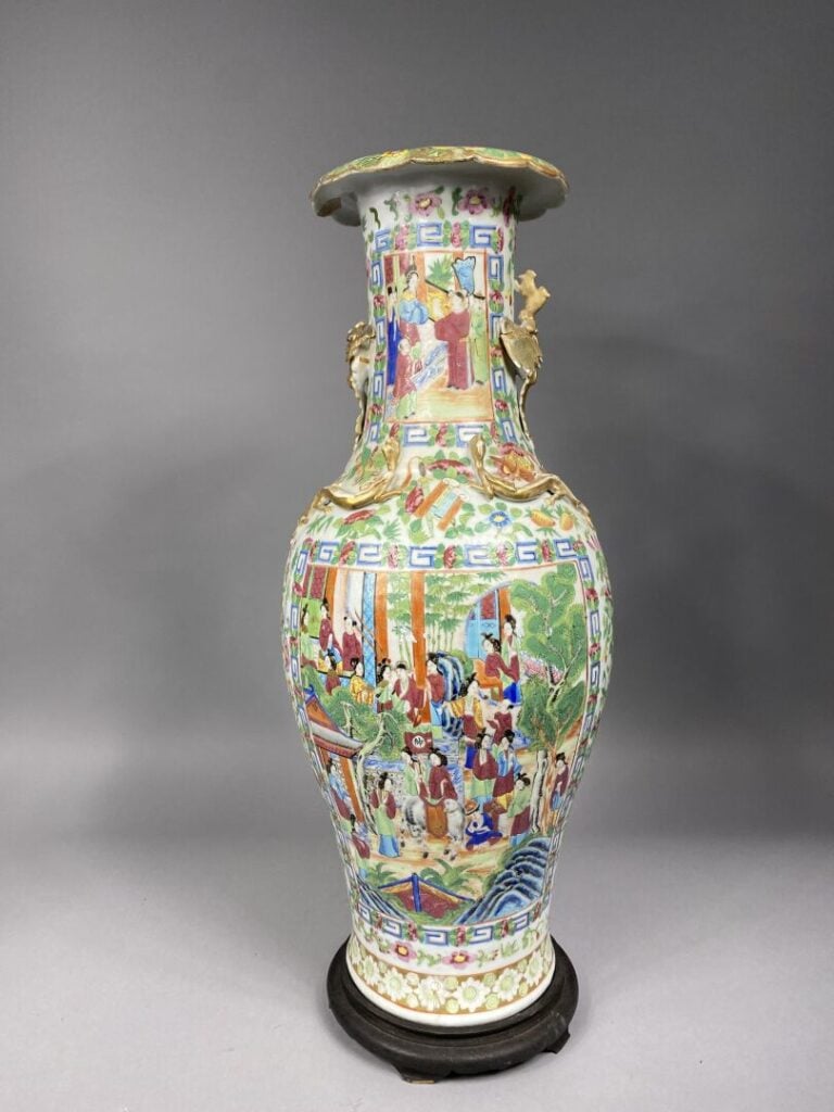 Chine, Canton - Grand vase en porcelaine émaillée à riche décor de scènes animé…