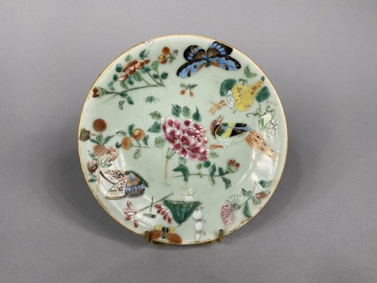 Chine, Canton - Petite assiette en porcelaine émaillée à décor d'oiseaux, papil…