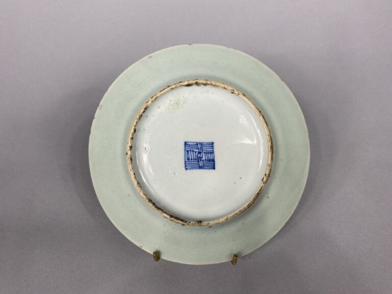 Chine, Canton - Petite assiette en porcelaine émaillée à décor d'oiseaux, papil…