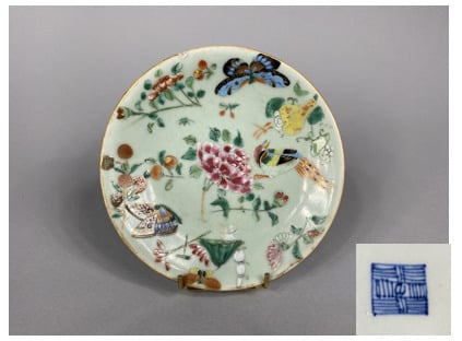 Chine, Canton - Petite assiette en porcelaine émaillée à décor d'oiseaux, papil…