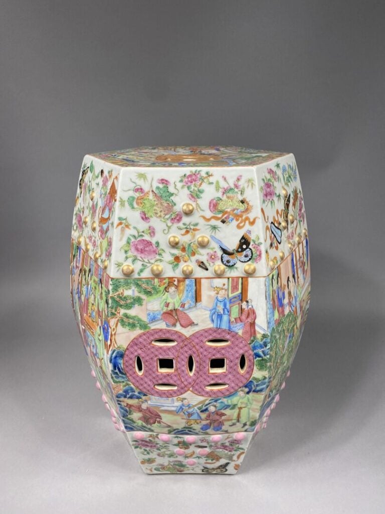 Chine, Canton - Tabouret de forme hexagonale en porcelaine émaillée polychrome…