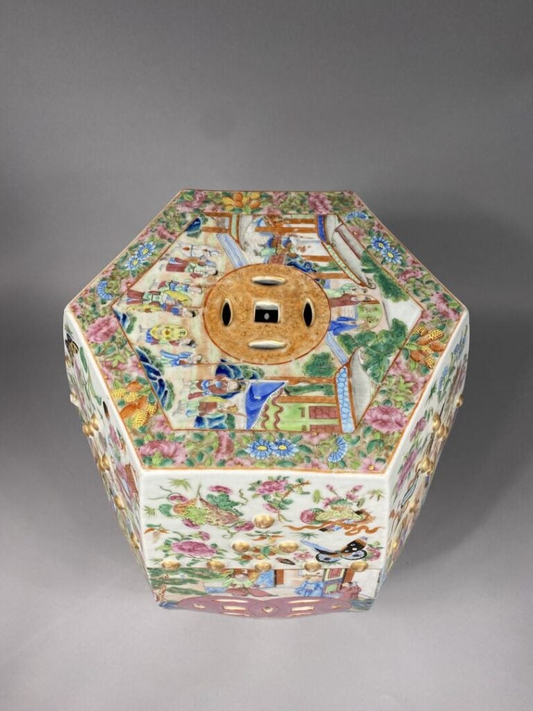 Chine, Canton - Tabouret de forme hexagonale en porcelaine émaillée polychrome…