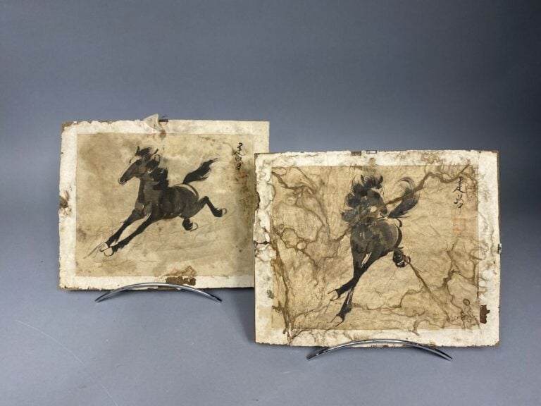 Chine - Cheval au galop - Deux estampes sur soie contrecollées sur carton - Sig…