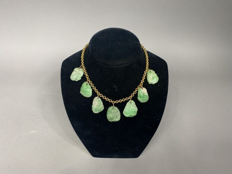 Chine - Collier en or jaune (750) à mailles entrelassées ornées de sept jade sc…