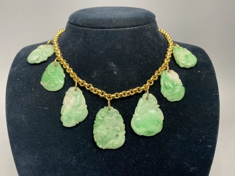 Chine - Collier en or jaune (750) à mailles entrelassées ornées de sept jade sc…