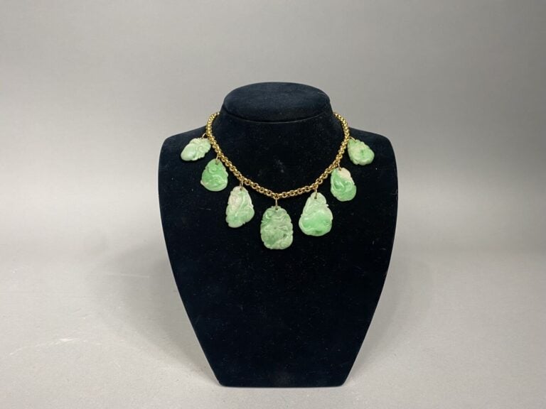 Chine - Collier en or jaune (750) à mailles entrelassées ornées de sept jade sc…