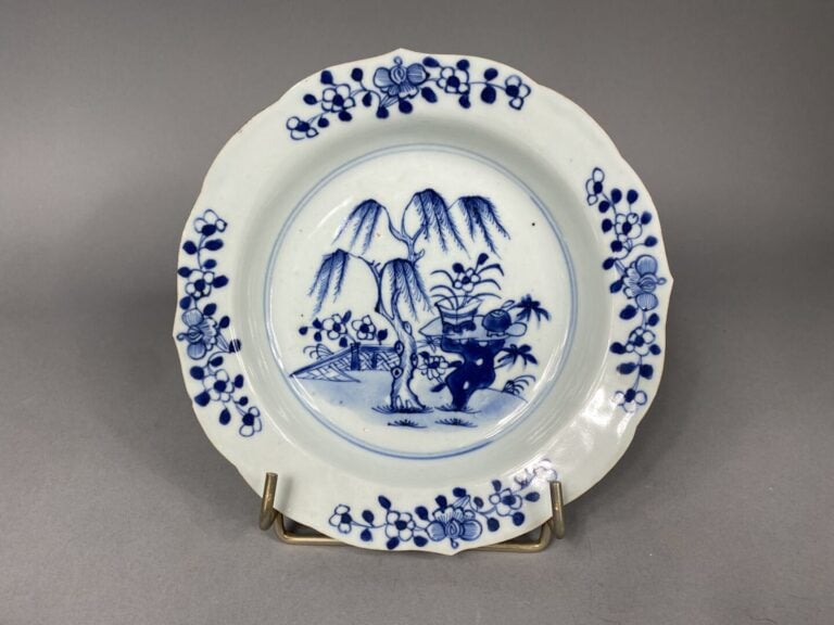 Chine, Compagnie des Indes - Paire d'assiettes polylobées en porcelaine émaillé…