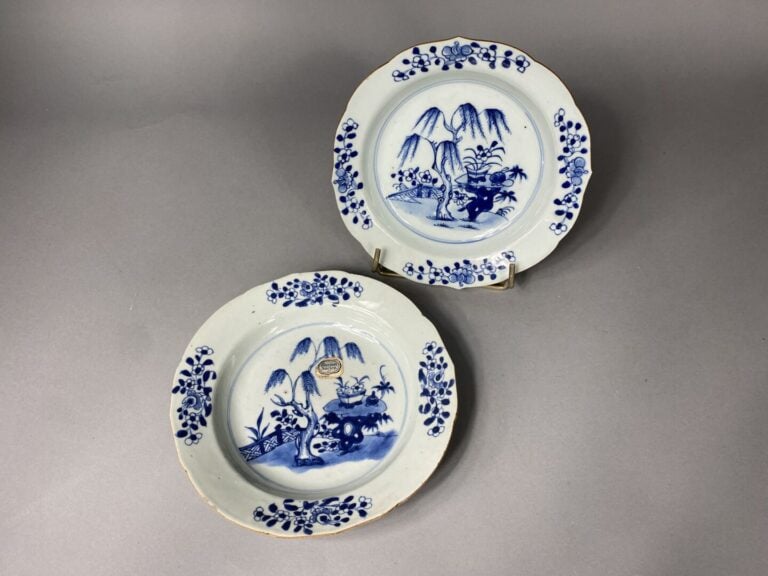 Chine, Compagnie des Indes - Paire d'assiettes polylobées en porcelaine émaillé…