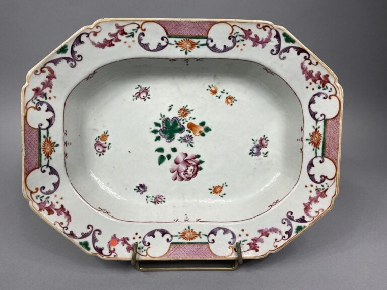 Chine, Compagnie des Indes - Plat rectangulaire à pans coupés en porcelaine à d…