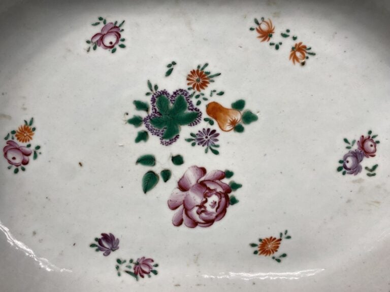 Chine, Compagnie des Indes - Plat rectangulaire à pans coupés en porcelaine à d…