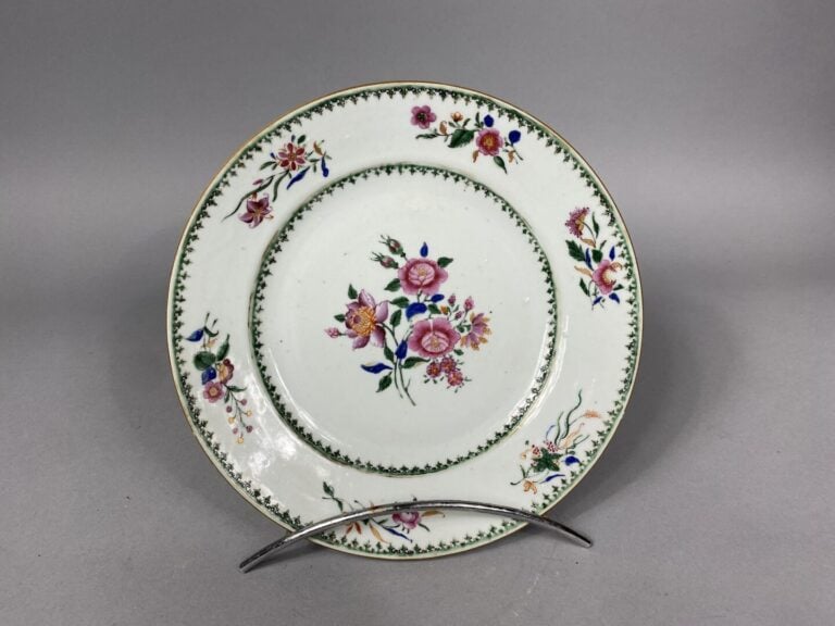 Chine, Compagnie des Indes - Suite de deux assiettes en porcelaine émaillée plo…