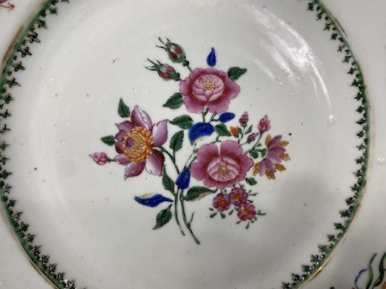 Chine, Compagnie des Indes - Suite de deux assiettes en porcelaine émaillée plo…