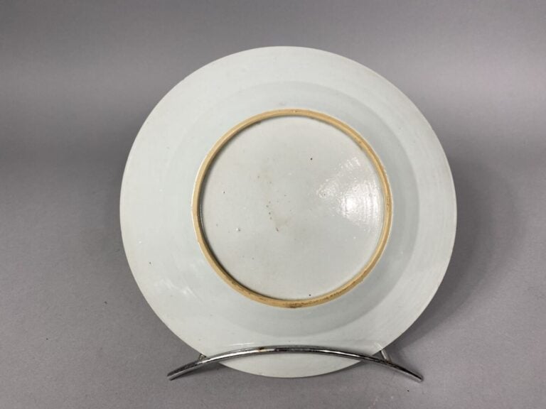 Chine, Compagnie des Indes - Suite de deux assiettes en porcelaine émaillée plo…