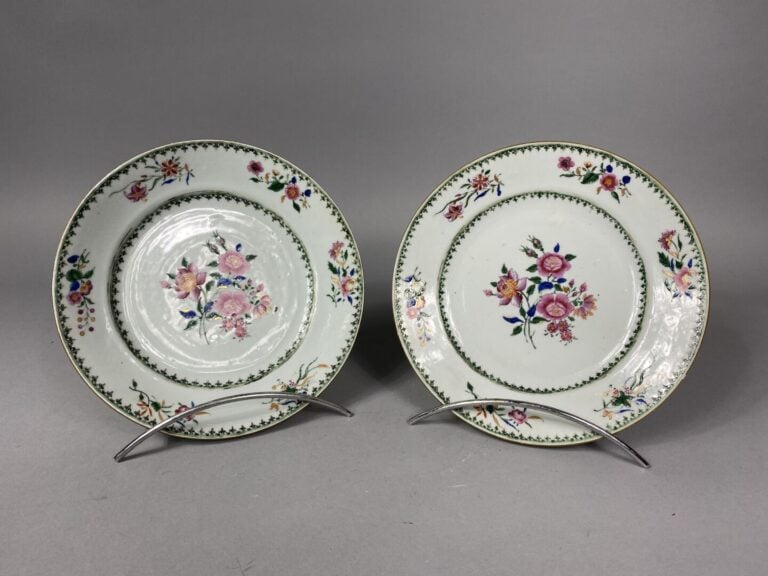 Chine, Compagnie des Indes - Suite de deux assiettes en porcelaine émaillée plo…