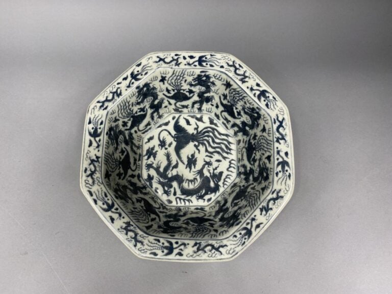 Chine - Coupe octogonale en porcelaine émaillée bleu blanc à riche décor de dra…