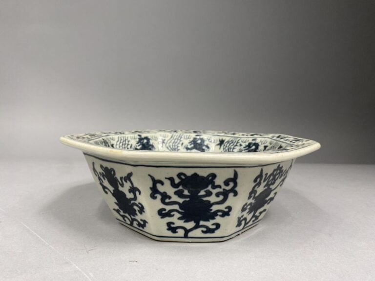 Chine - Coupe octogonale en porcelaine émaillée bleu blanc à riche décor de dra…