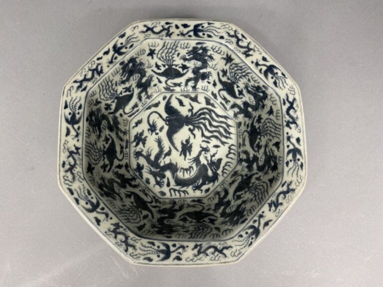 Chine - Coupe octogonale en porcelaine émaillée bleu blanc à riche décor de dra…
