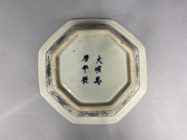 Chine - Coupe octogonale en porcelaine émaillée bleu blanc à riche décor de dra…