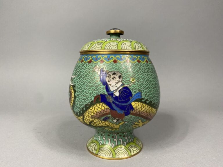 Chine - Coupe sur pied couverte en émaux cloisonnés à décor de dragon parmi vol…