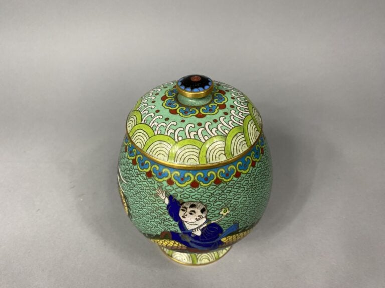 Chine - Coupe sur pied couverte en émaux cloisonnés à décor de dragon parmi vol…