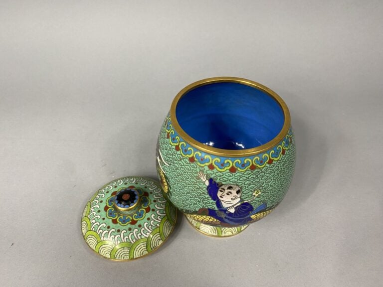Chine - Coupe sur pied couverte en émaux cloisonnés à décor de dragon parmi vol…