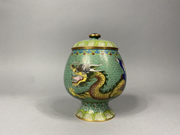 Chine - Coupe sur pied couverte en émaux cloisonnés à décor de dragon parmi vol…