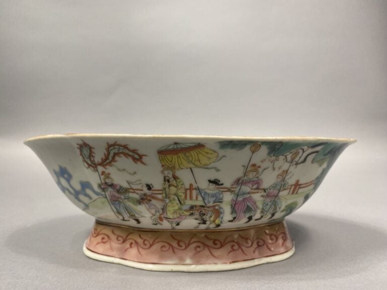 Chine - Coupe sur pied en porcelaine émaillée dans le style de la famille rose…