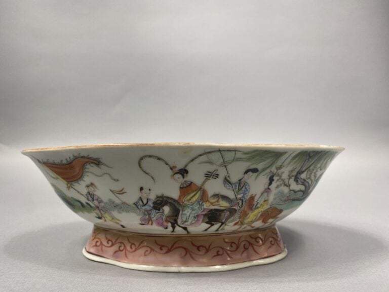 Chine - Coupe sur pied en porcelaine émaillée dans le style de la famille rose…