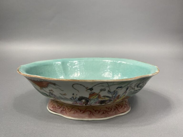 Chine - Coupe sur pied en porcelaine émaillée dans le style de la famille rose…
