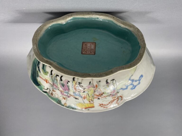 Chine - Coupe sur pied en porcelaine émaillée dans le style de la famille rose…