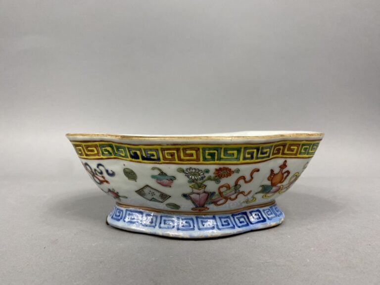 Chine - Coupe sur pied polylobée émaillée à décor dans le style de la famille r…