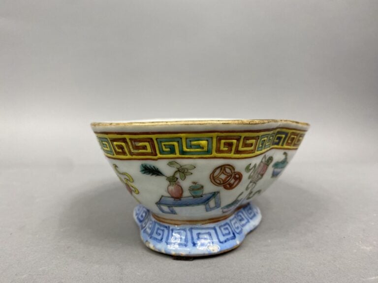 Chine - Coupe sur pied polylobée émaillée à décor dans le style de la famille r…
