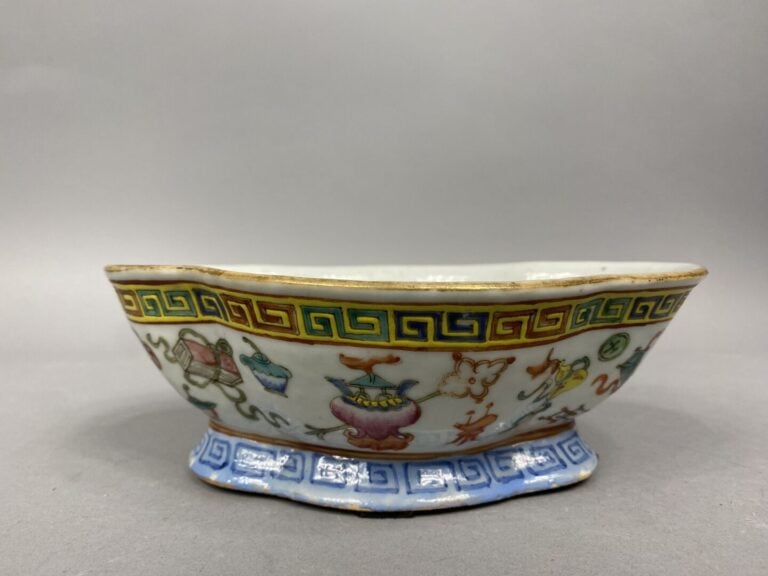 Chine - Coupe sur pied polylobée émaillée à décor dans le style de la famille r…