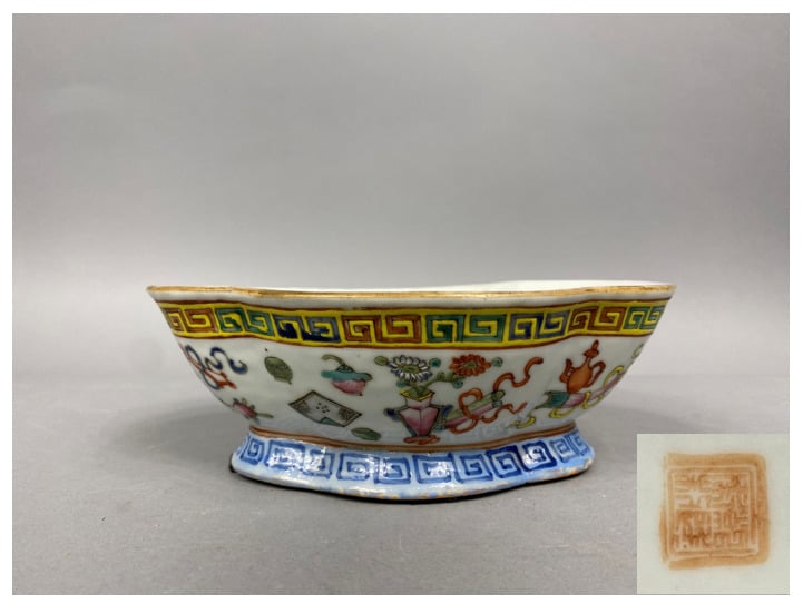 Chine - Coupe sur pied polylobée émaillée à décor dans le style de la famille r…