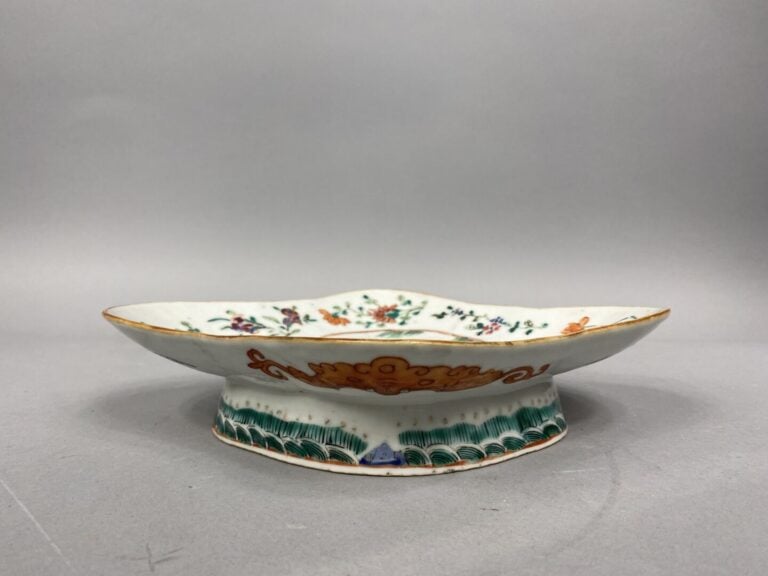 Chine - Coupe sur pied polylobée en porcelaine émaillée dans le style de la fam…