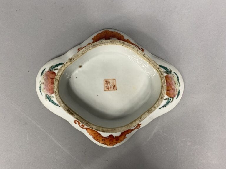Chine - Coupe sur pied polylobée en porcelaine émaillée dans le style de la fam…