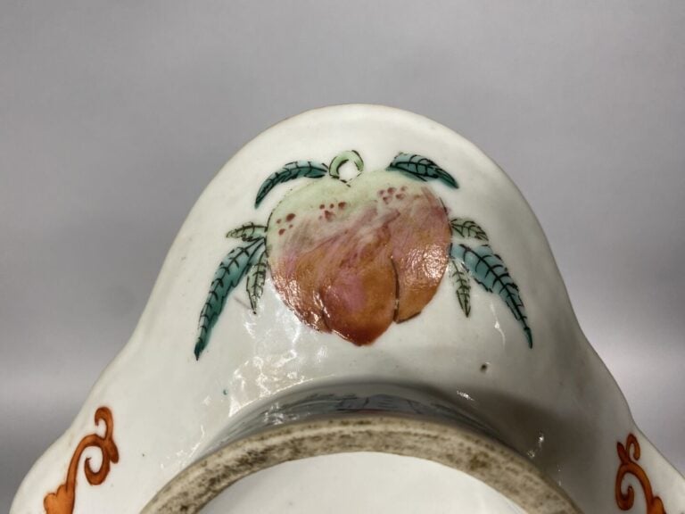 Chine - Coupe sur pied polylobée en porcelaine émaillée dans le style de la fam…