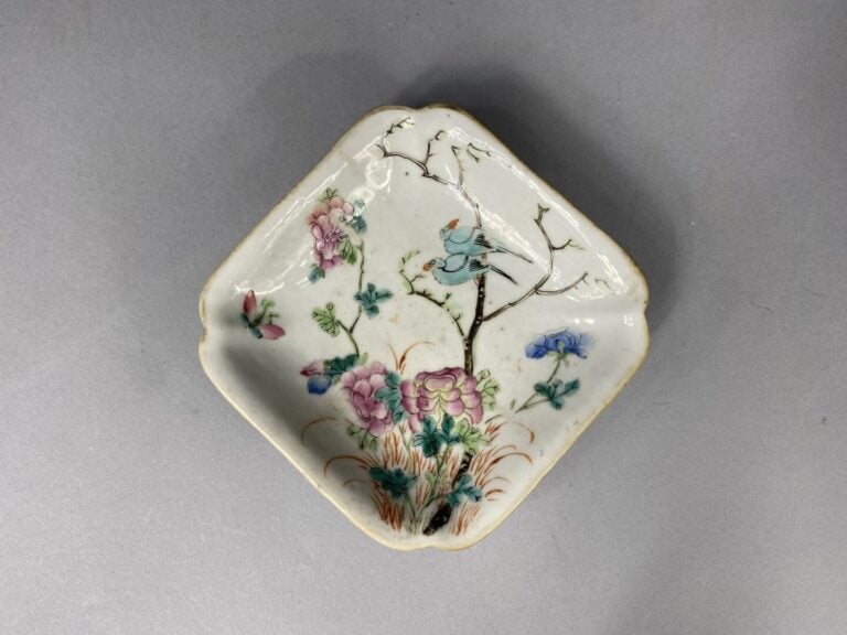 Chine - Coupelle sur pied en céramique émaillée dans le style de la famille ros…