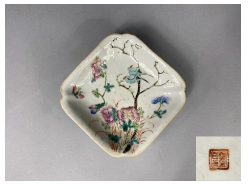 Chine - Coupelle sur pied en céramique émaillée dans le style de la famille ros…