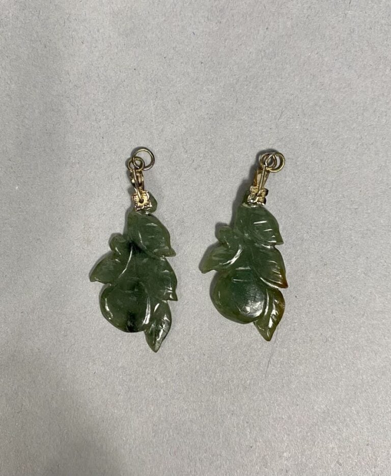 Chine, dans le goût - Paire de boucles d'oreille en pierre dure imitant le jade…