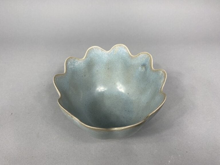 Chine, dans le style Song - Coupe polylobée de forme florale en céramique glaçu…