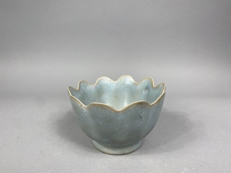 Chine, dans le style Song - Coupe polylobée de forme florale en céramique glaçu…