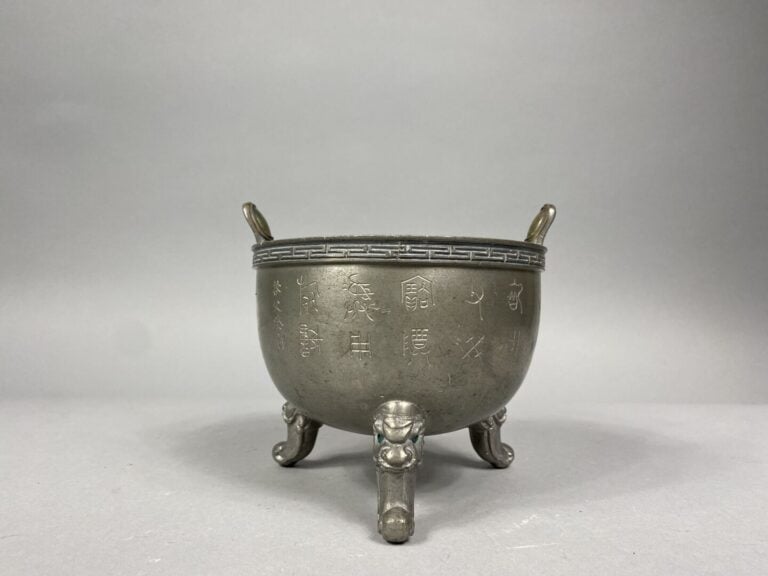 Chine du Sud - Brûle-parfum tripode en étain à décor incisé de caractères et fr…
