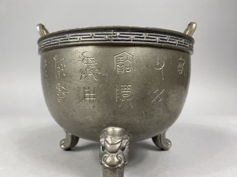 Chine du Sud - Brûle-parfum tripode en étain à décor incisé de caractères et fr…