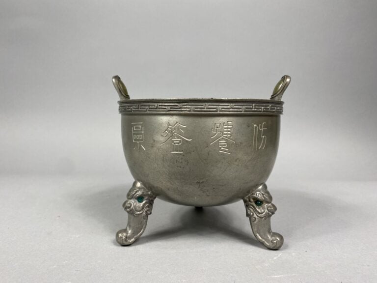 Chine du Sud - Brûle-parfum tripode en étain à décor incisé de caractères et fr…