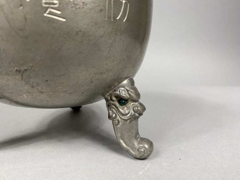 Chine du Sud - Brûle-parfum tripode en étain à décor incisé de caractères et fr…